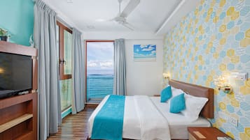 Deluxe kamer, uitzicht op zee | Een kluis op de kamer, een strijkplank/strijkijzer, wifi, beddengoed