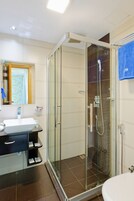 Ducha, artículos de tocador gratuitos, secador de pelo, batas
