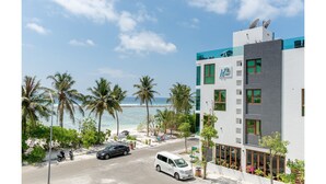 Un hotel moderno con vistas a la playa y al océano.
