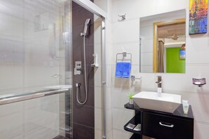 Douche, articles de toilette gratuits, sĂšche-cheveux, peignoirs