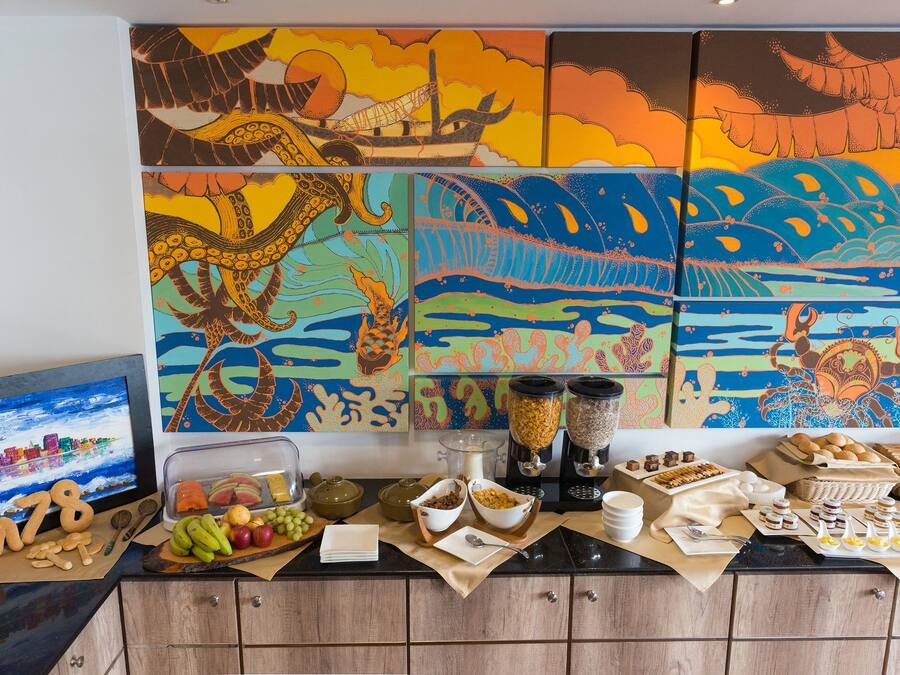 Un plan de travail de cuisine avec un plateau de fruits, une machine à café et divers produits alimentaires.