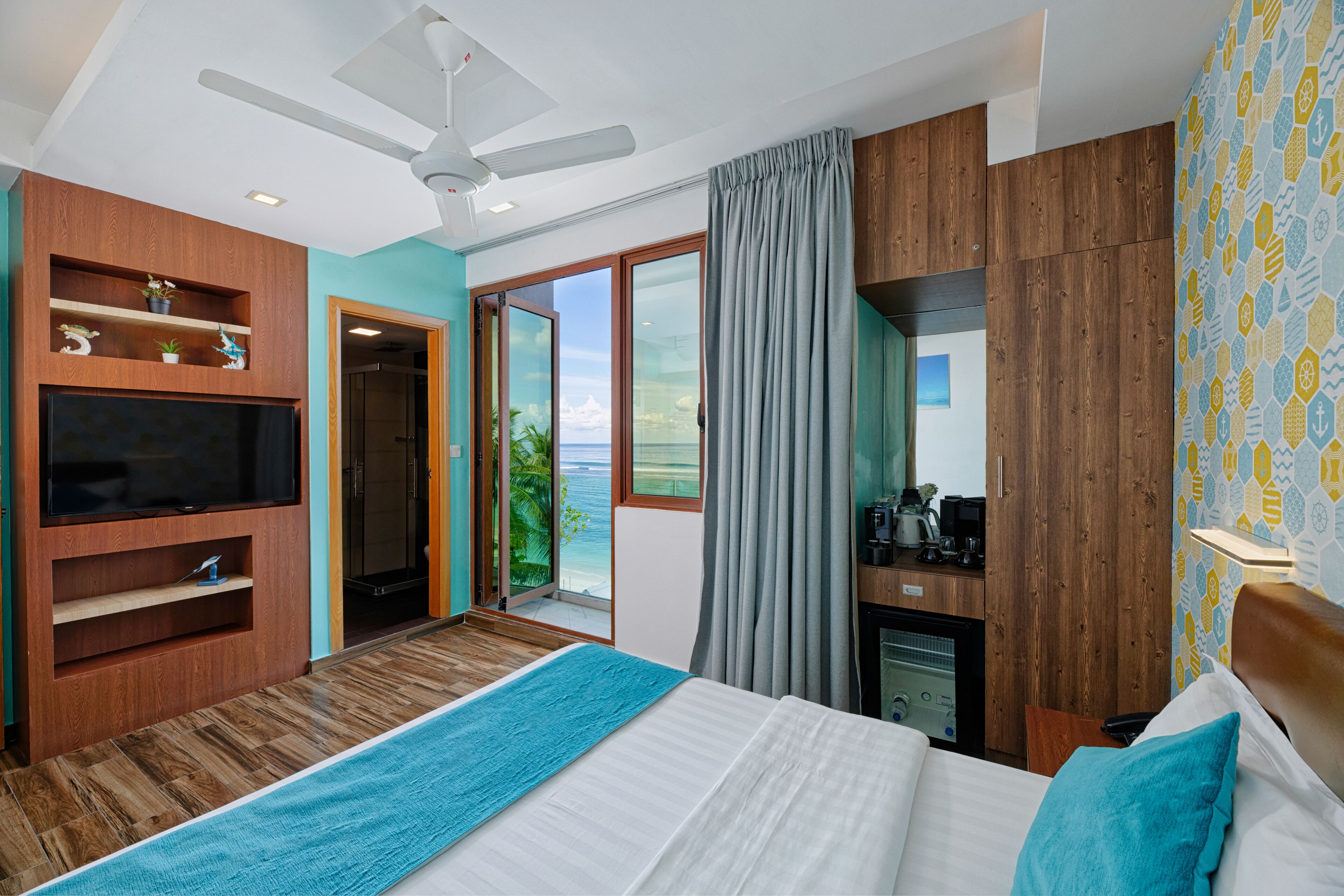 deluxe sea view with complimentary transfer | in-room safe, iron/ironing board, wifi, bed sheets
