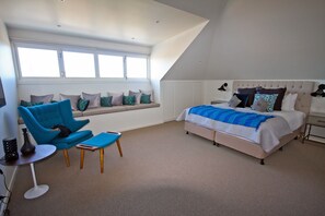 Luxury Penthouse, 2 Bedrooms, Harbour View | 2 bedrooms, in-room safe, desk, iron/ironing board