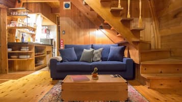 Casa de campo familiar, 2 habitaciones, para no fumadores (Misorano Area) | Área de sala de estar | Smart TV de 40 pulgadas con canales vía satélite, televisión y Netflix