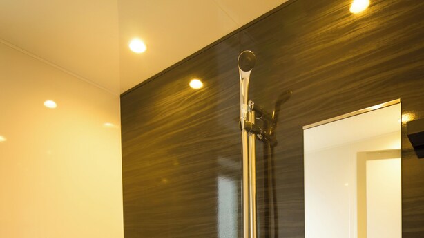 A modern bathroom with a bathtub, a shower, and a large mirror. - Morino Lodge Chalets (Hakuba)