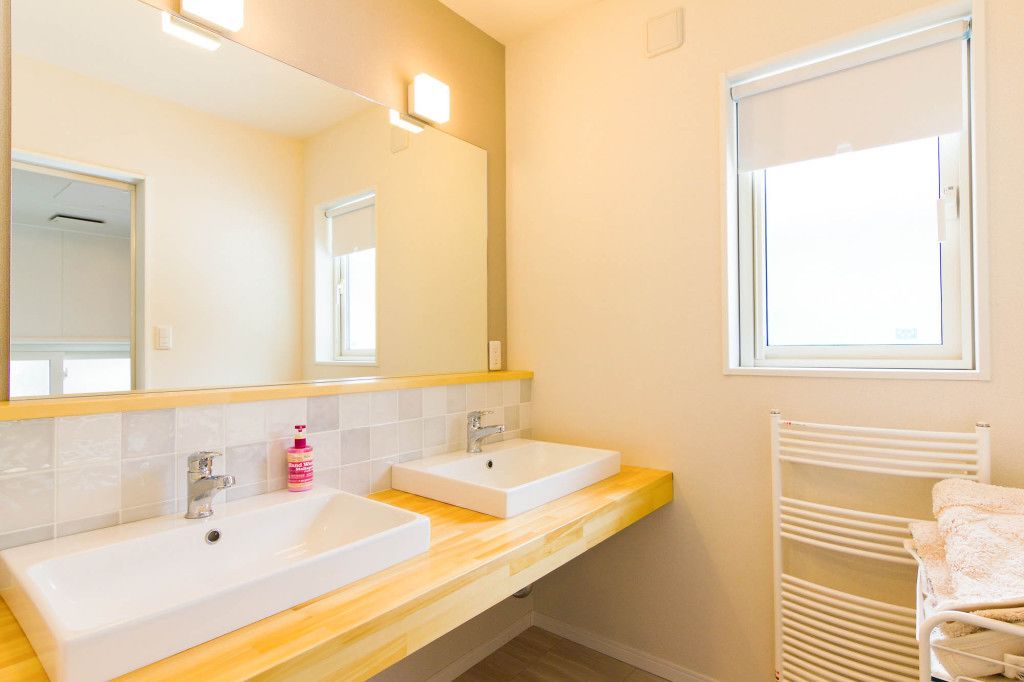 Artículos de tocador gratuitos, secador de pelo, pantuflas, bidet