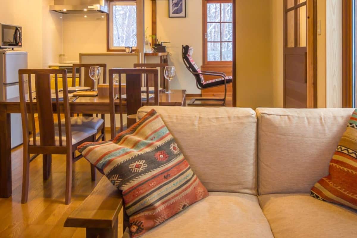 Familjestuga - 2 sovrum - icke-rökare (Larch Peak Chalet) | Vardagsrum | 40-tums smart-tv med satellitkanaler, tv och Netflix
