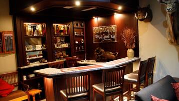 2 bars/lounges, poolside bar