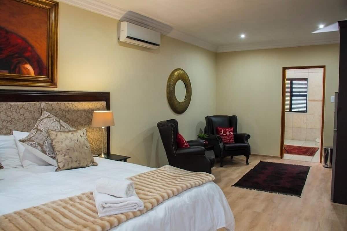 Royal Double Room, 1 King Bed, Non Smoking, Pool View