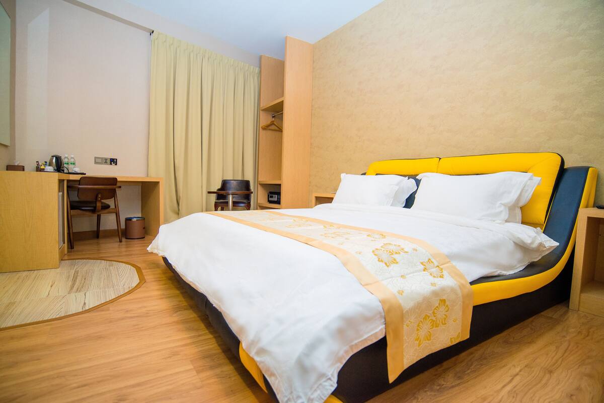 Premium bedding, in-room safe, desk, iron/ironing board