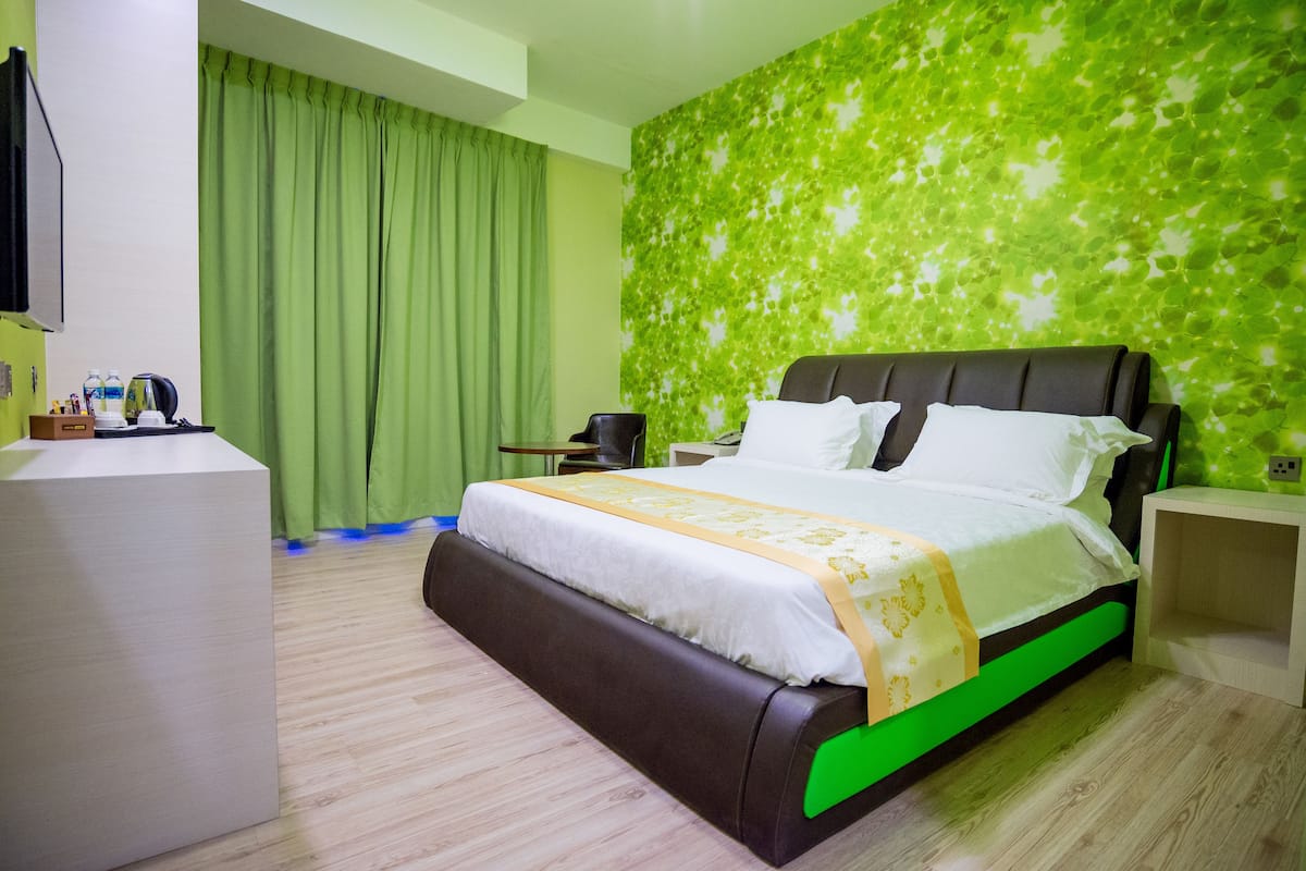 Premium bedding, in-room safe, desk, iron/ironing board