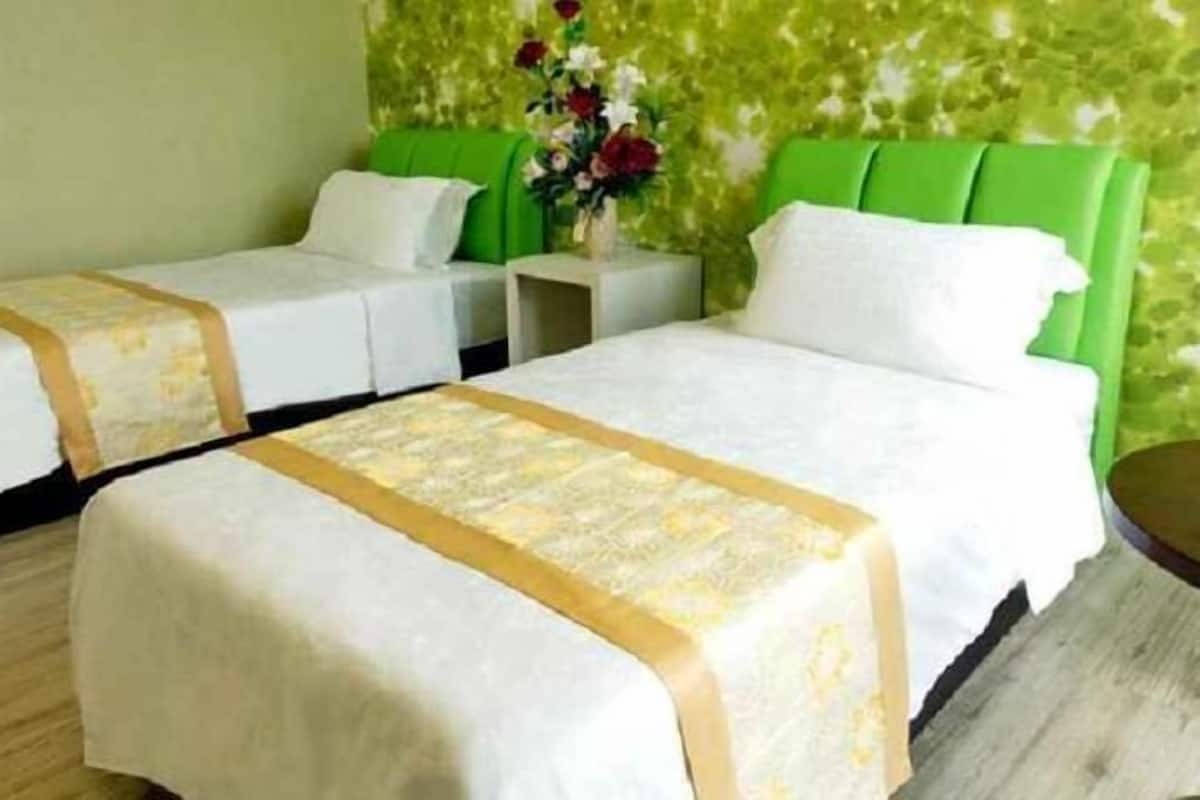 Premium bedding, in-room safe, desk, iron/ironing board