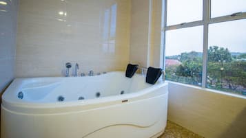 Deluxe Suite | Deep soaking bathtub