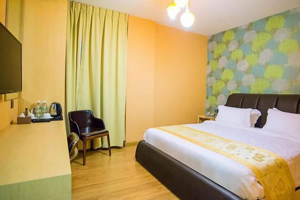 Premium bedding, in-room safe, desk, iron/ironing board