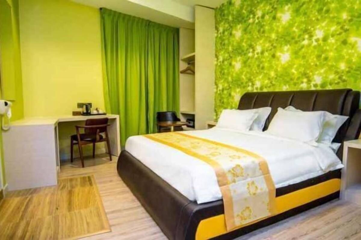 Hochwertige Bettwaren, Zimmersafe, Schreibtisch, Bügeleisen/Bügelbrett