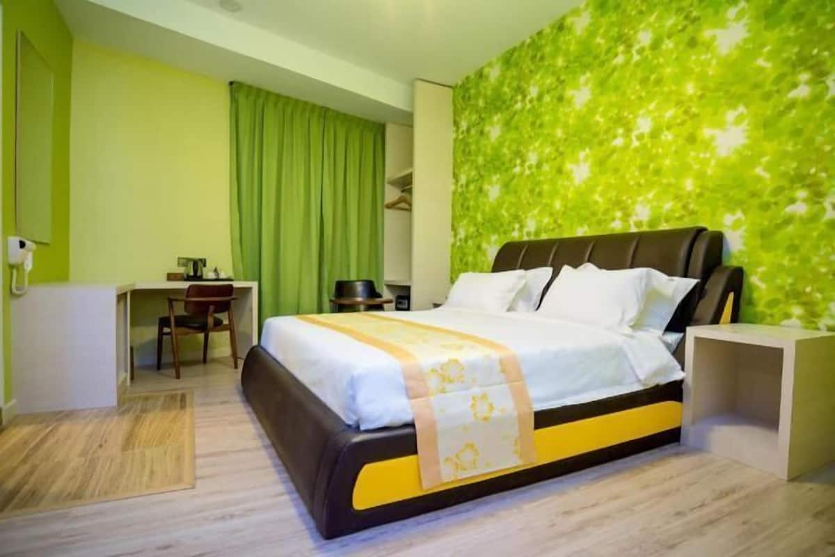 Premium bedding, in-room safe, desk, iron/ironing board