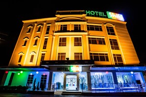 Fachada de la propiedad por la tarde o noche