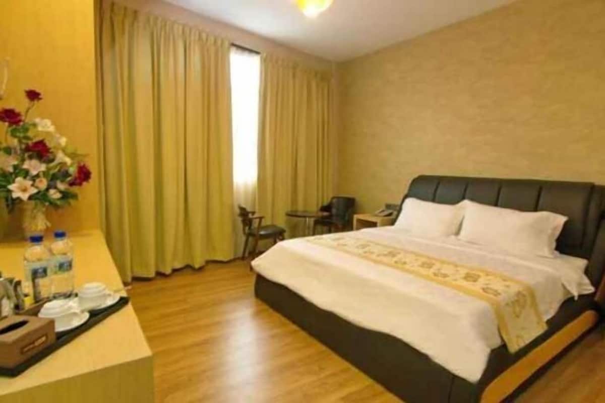 Premium bedding, in-room safe, desk, iron/ironing board