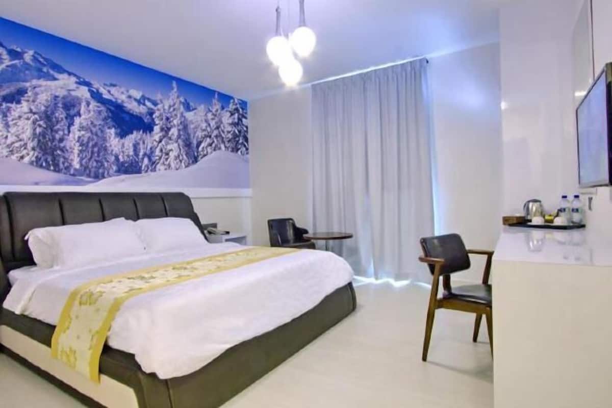 Premium bedding, in-room safe, desk, iron/ironing board