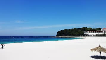 Una spiaggia nelle vicinanze