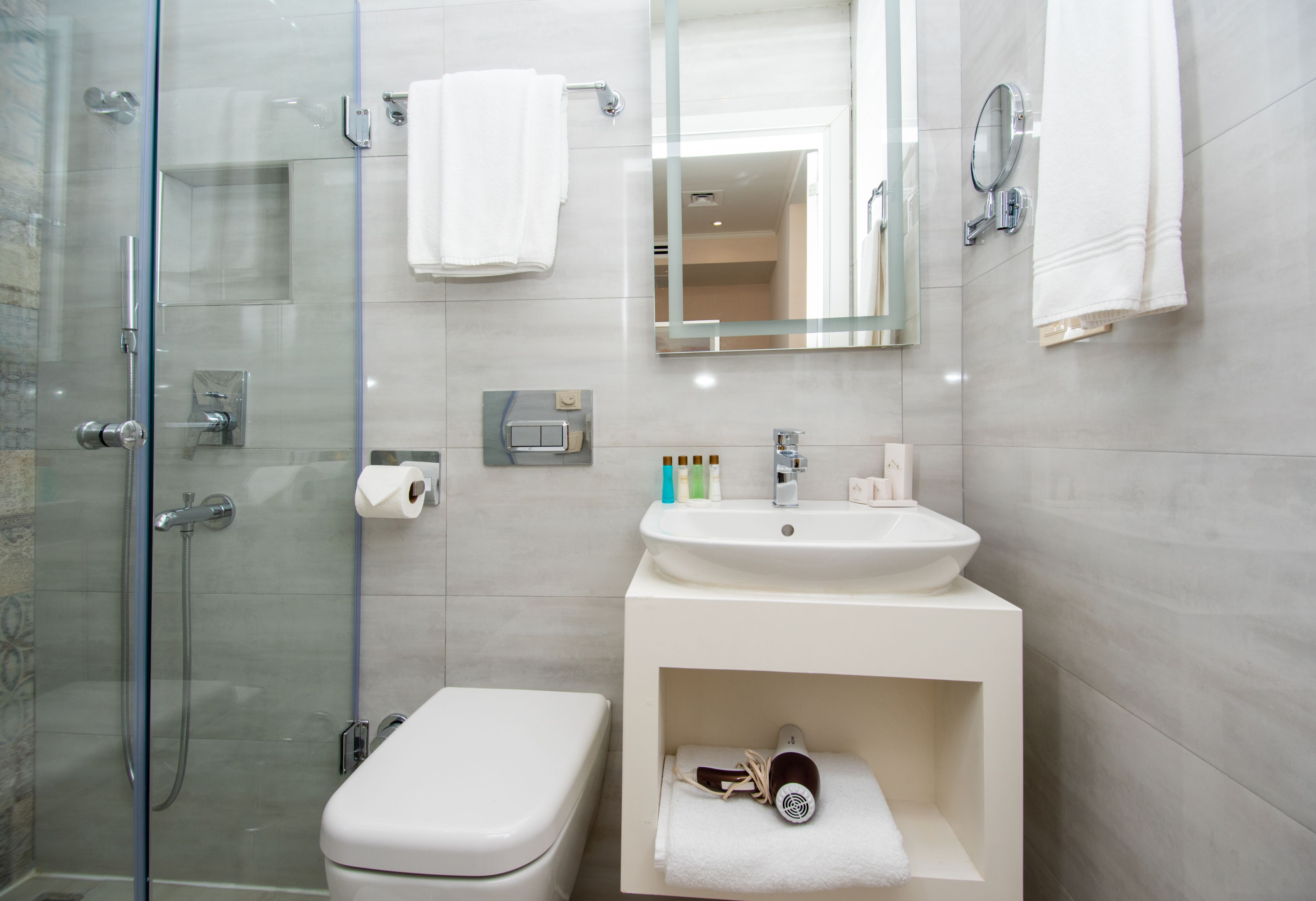 junior suite | bathroom | shower, free toiletries, hair dryer, slippers