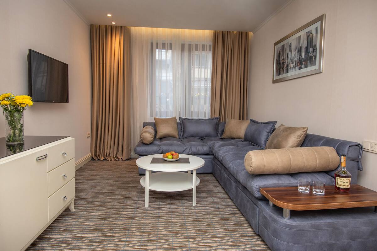 Suite | Hypo-allergenic bedding, in-room safe, desk, blackout curtains