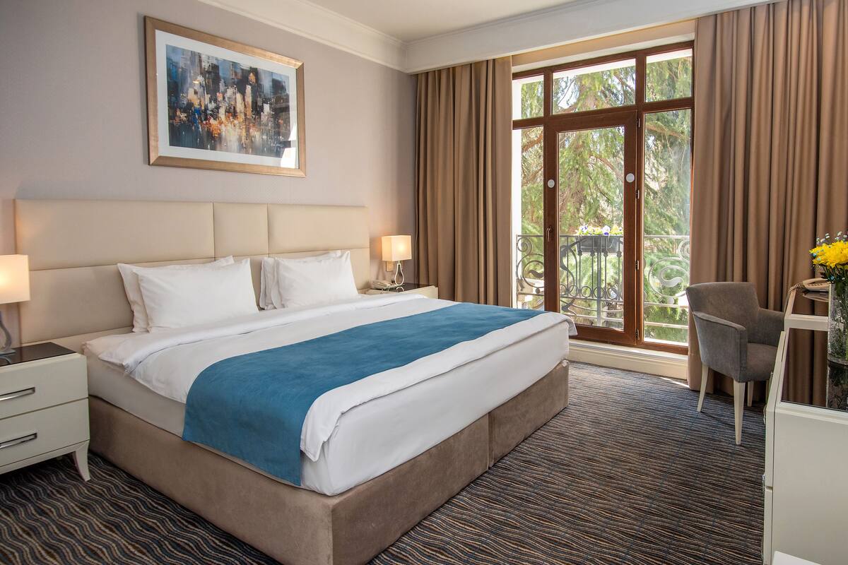 Deluxe Double Room | Hypo-allergenic bedding, in-room safe, desk, blackout curtains