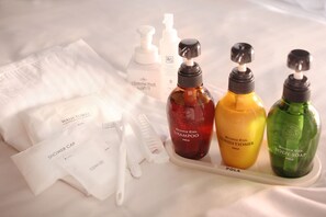 ฝักบัวในอ่างอาบน้ำ, อ่างอาบน้ำแบบแช่ตัว, ของใช้ในห้องน้ำฟรี, ไดร์เป่าผม