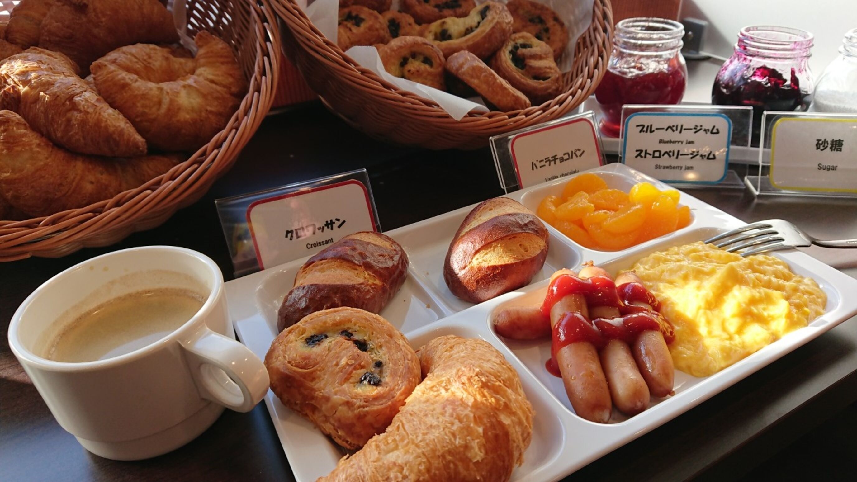 daily buffet breakfast (jpy 1000 per person)