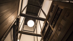 Udsigt over en bygning med flere etager, et centralt åbent område og en rund lampe.