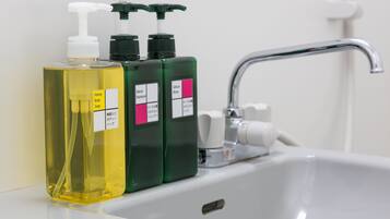 淋浴/盆浴组合、免费洗浴用品、吹风机、拖鞋