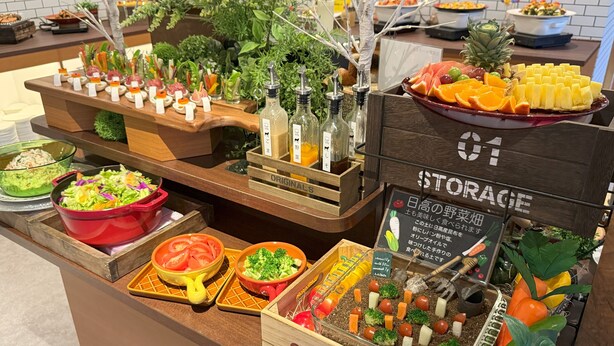 Buffet com diversos alimentos e acompanhamentos.