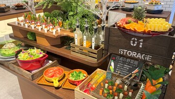 Un bufé con diversos alimentos y aderezos.