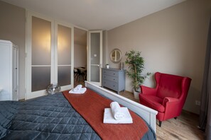Studio économique, 1 grand lit, salle de bains commune | 1 chambre, coffre-fort, bureau