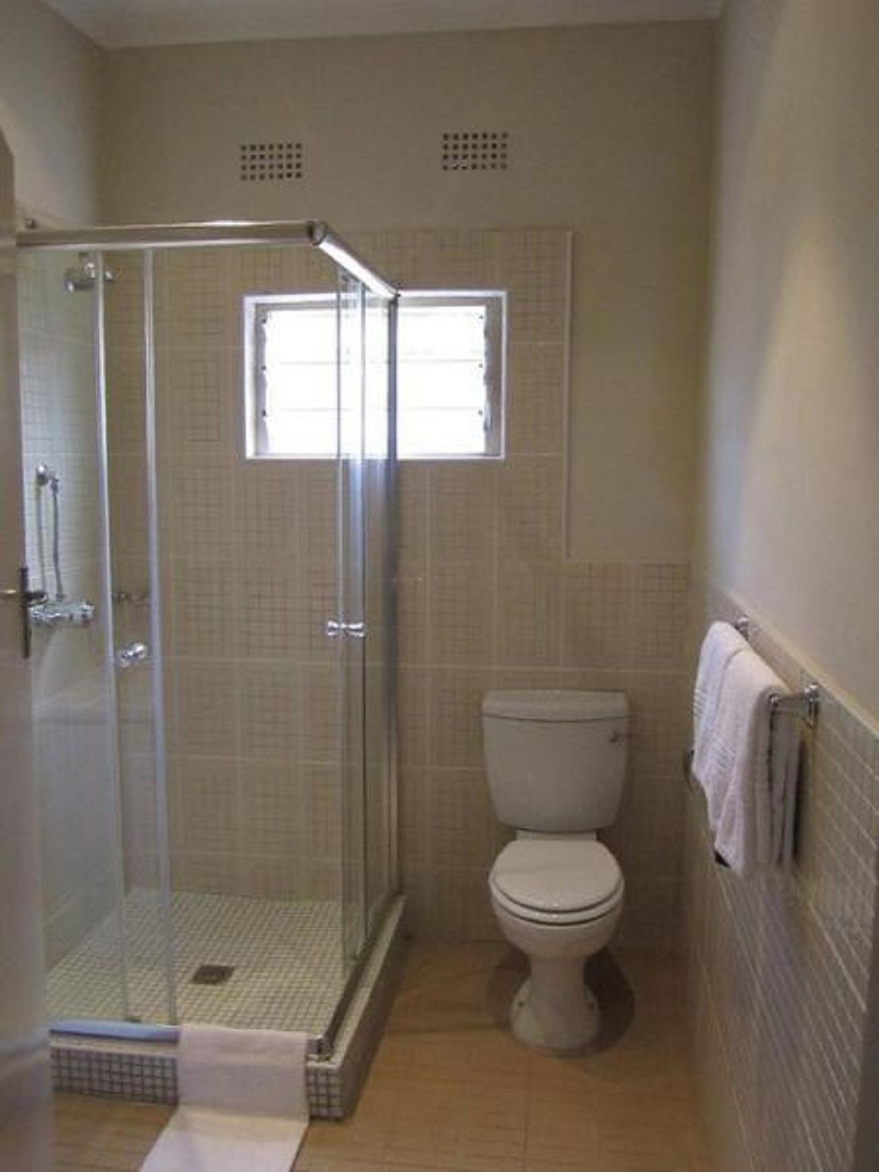 Douche, articles de toilette gratuits, serviettes fournies