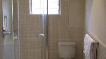 Dusche, kostenlose Toilettenartikel, Handtücher