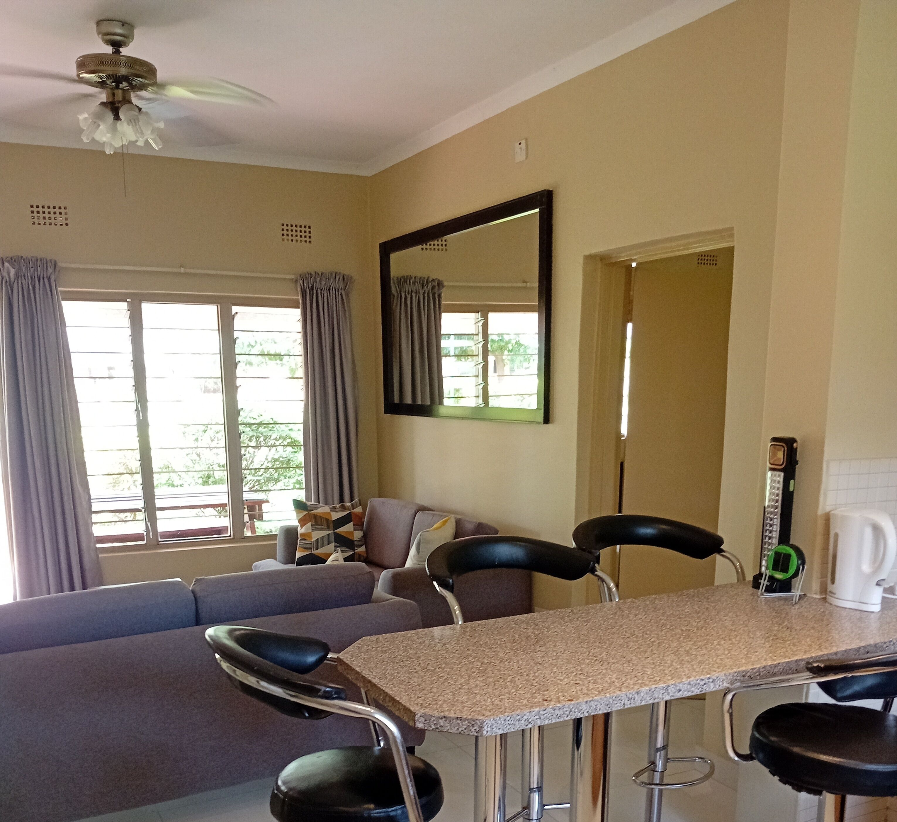 Großer Kühlschrank, Mikrowelle, Ofen, Herdplatte