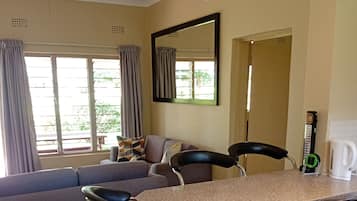 Großer Kühlschrank, Mikrowelle, Ofen, Herdplatte