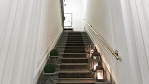 Eine imposante Treppe mit aufwendiger weißer Geländer und klassischem Design.