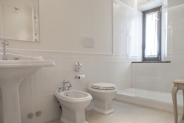 A bathroom with a sink, bidet, toilet, and shower. - Palazzo Lorenzo Hotel Boutique & Spa (Florence)