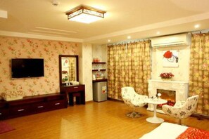 Flat-screen TV - Amore Hotel (Hanoi)