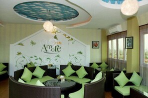 Lobby sitting area - Amore Hotel (Hanoi)