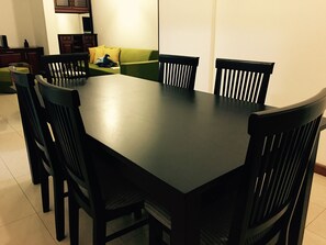 Luxe appartement, 3 slaapkamers, uitzicht op stad | Dineren in de kamer