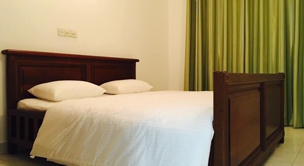 Luxe appartement, 3 slaapkamers, uitzicht op stad | 3 slaapkamers, luxe beddengoed, een bureau, een strijkplank/strijkijzer