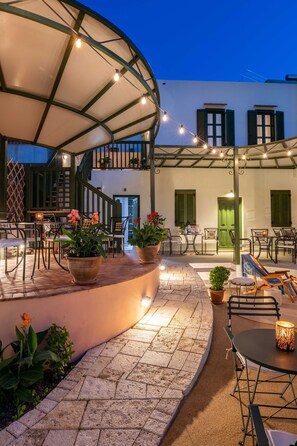 蜜月雙人房 | 高級寢具、迷你吧、房內夾萬、獨特設計