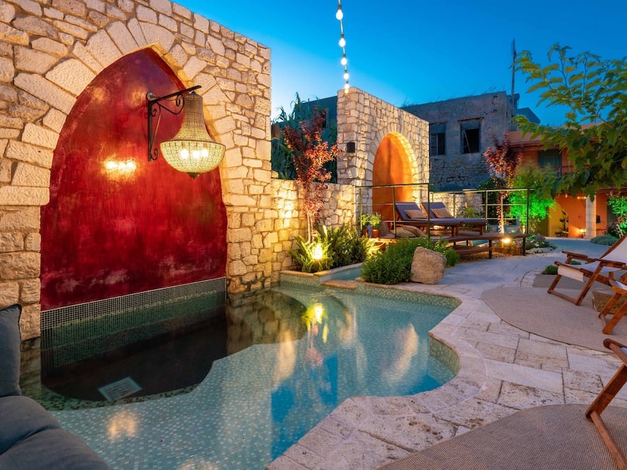 Utendørsbasseng og solsenger