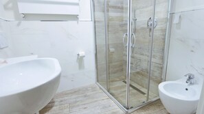 Een douche, gratis toiletartikelen, een haardroger