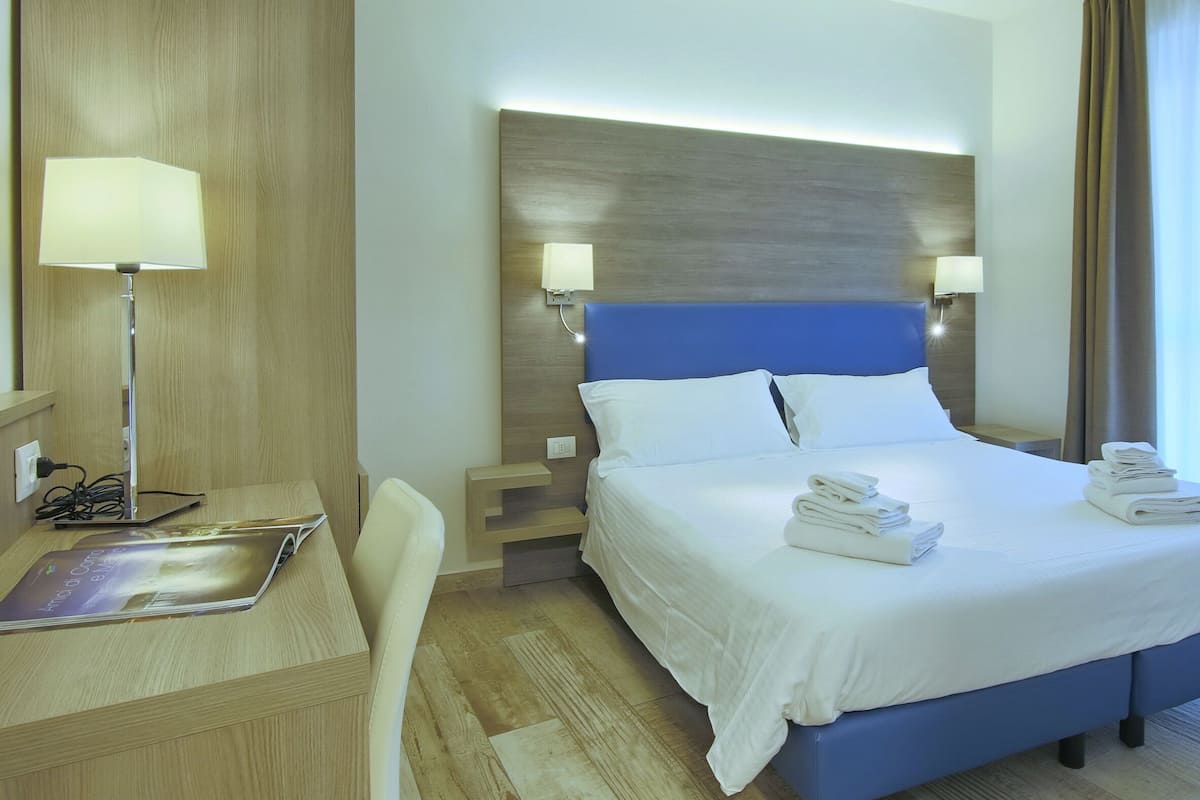 Premium bedding, minibar, desk, free WiFi