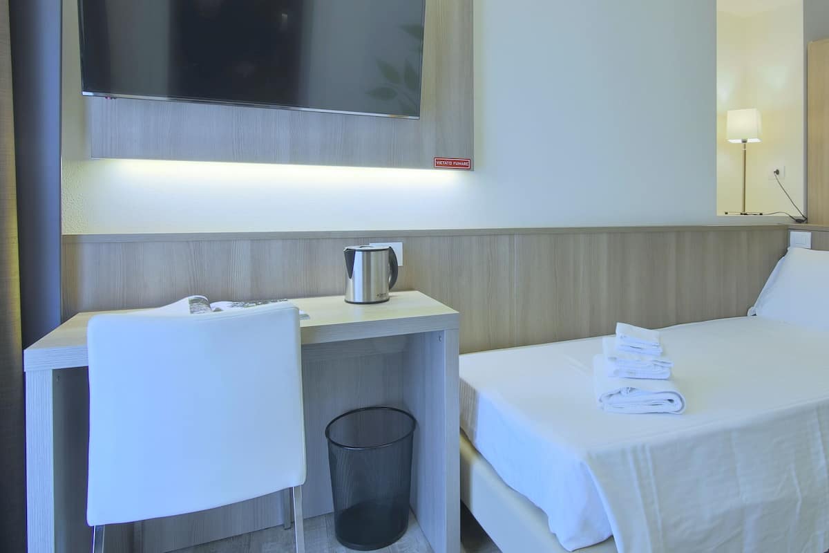 Premium bedding, minibar, desk, free WiFi