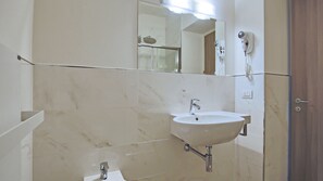 Dusj, toalettartikler (inkludert) og hårføner